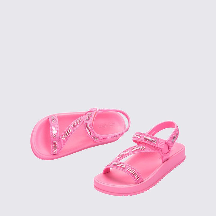Sandália infantil Mini Melissa Stripes M.Lover na cor rosa, com tiras cruzadas e fechamento em velcro no tornozelo. Feita em Melflex, é leve, confortável e flexível, ideal para o dia a dia das crianças com um toque de delicadeza e praticidade.

Palavra-chave principal: Mini Melissa Stripes M.Lover Infantil
Palavras-chave relacionadas: sandália rosa infantil, Melflex, tiras cruzadas, velcro, calçado confortável, estilo delicado, sandália para o dia a dia.