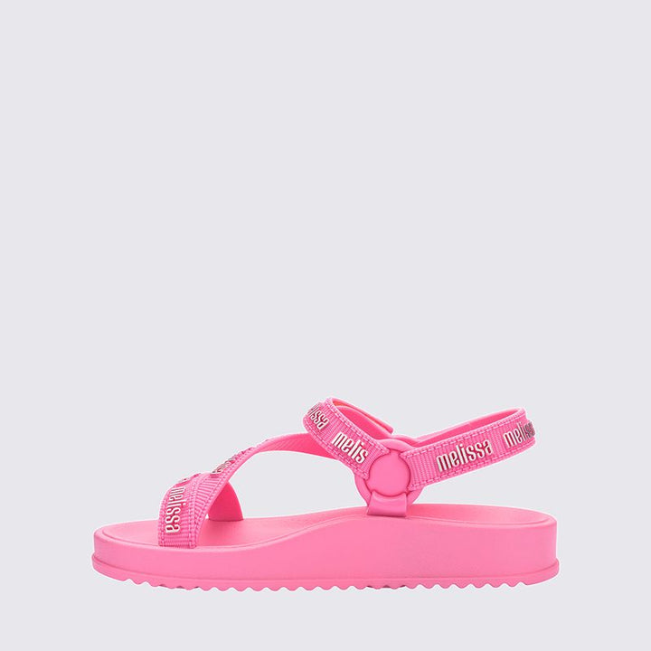 Sandália infantil Mini Melissa Stripes M.Lover na cor rosa, com tiras cruzadas e fechamento em velcro no tornozelo. Feita em Melflex, é leve, confortável e flexível, ideal para o dia a dia das crianças com um toque de delicadeza e praticidade.

Palavra-chave principal: Mini Melissa Stripes M.Lover Infantil
Palavras-chave relacionadas: sandália rosa infantil, Melflex, tiras cruzadas, velcro, calçado confortável, estilo delicado, sandália para o dia a dia.