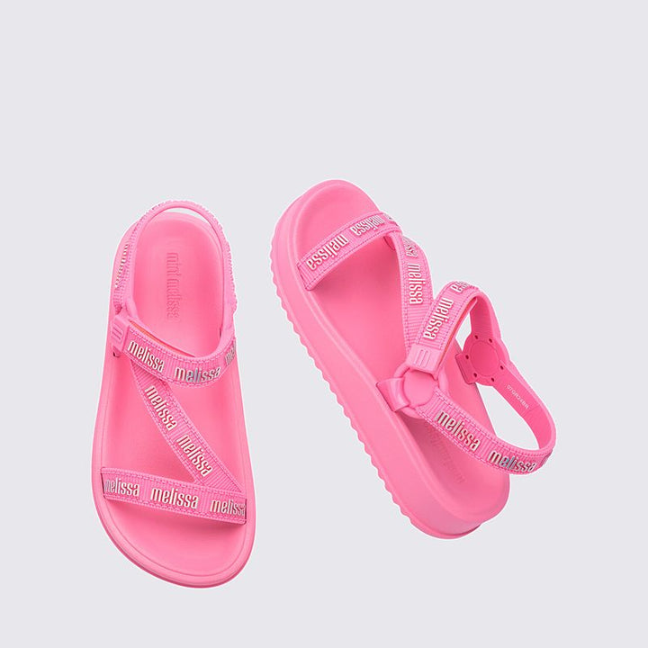 Sandália infantil Mini Melissa Stripes M.Lover na cor rosa, com tiras cruzadas e fechamento em velcro no tornozelo. Feita em Melflex, é leve, confortável e flexível, ideal para o dia a dia das crianças com um toque de delicadeza e praticidade.

Palavra-chave principal: Mini Melissa Stripes M.Lover Infantil
Palavras-chave relacionadas: sandália rosa infantil, Melflex, tiras cruzadas, velcro, calçado confortável, estilo delicado, sandália para o dia a dia.