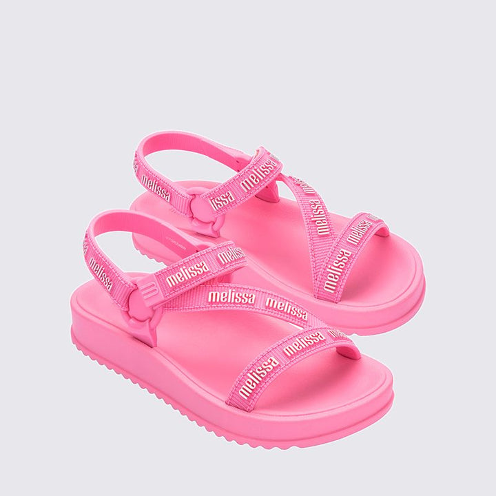 Sandália infantil Mini Melissa Stripes M.Lover na cor rosa, com tiras cruzadas e fechamento em velcro no tornozelo. Feita em Melflex, é leve, confortável e flexível, ideal para o dia a dia das crianças com um toque de delicadeza e praticidade.

Palavra-chave principal: Mini Melissa Stripes M.Lover Infantil
Palavras-chave relacionadas: sandália rosa infantil, Melflex, tiras cruzadas, velcro, calçado confortável, estilo delicado, sandália para o dia a dia.