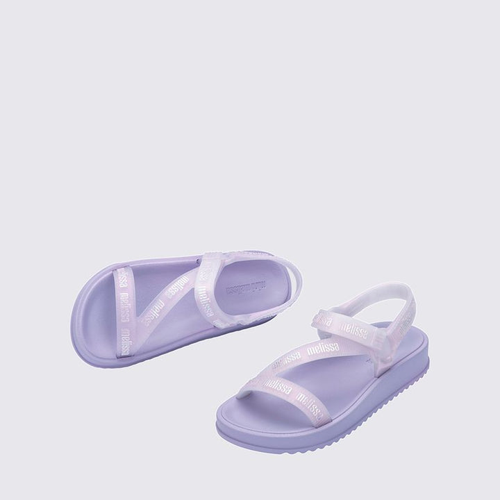 Sandália infantil Mini Melissa Stripes M.Lover na cor violeta, com tiras cruzadas e fechamento em velcro no tornozelo. Produzida em Melflex, é leve, flexível e confortável, perfeita para o dia a dia das crianças com estilo, praticidade e segurança.

Palavra-chave principal: Mini Melissa Stripes M.Lover Infantil
Palavras-chave relacionadas: sandália violeta infantil, Melflex, tiras cruzadas, fechamento em velcro, calçado confortável, estilo casual para crianças.