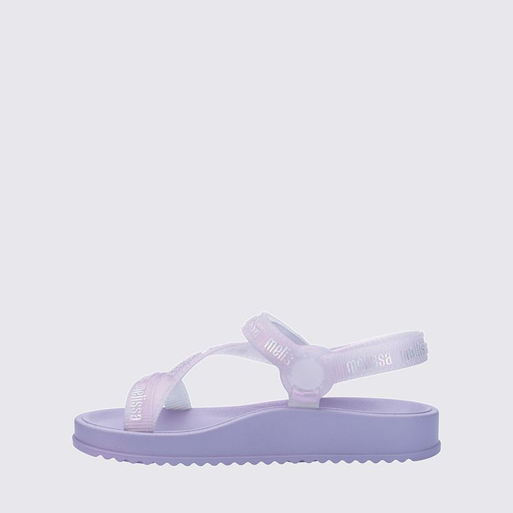 Sandália infantil Mini Melissa Stripes M.Lover na cor violeta, com tiras cruzadas e fechamento em velcro no tornozelo. Produzida em Melflex, é leve, flexível e confortável, perfeita para o dia a dia das crianças com estilo, praticidade e segurança.

Palavra-chave principal: Mini Melissa Stripes M.Lover Infantil
Palavras-chave relacionadas: sandália violeta infantil, Melflex, tiras cruzadas, fechamento em velcro, calçado confortável, estilo casual para crianças.