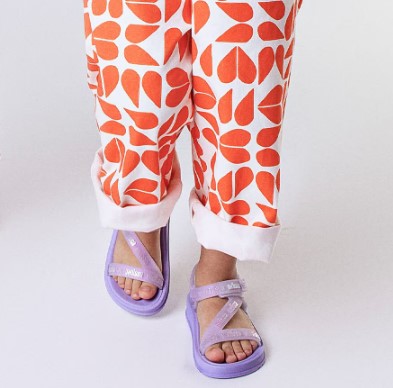 Sandália infantil Mini Melissa Stripes M.Lover na cor violeta, com tiras cruzadas e fechamento em velcro no tornozelo. Produzida em Melflex, é leve, flexível e confortável, perfeita para o dia a dia das crianças com estilo, praticidade e segurança.

Palavra-chave principal: Mini Melissa Stripes M.Lover Infantil
Palavras-chave relacionadas: sandália violeta infantil, Melflex, tiras cruzadas, fechamento em velcro, calçado confortável, estilo casual para crianças.