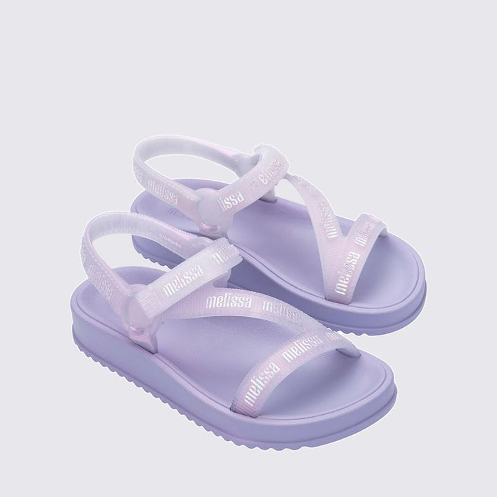 Sandália infantil Mini Melissa Stripes M.Lover na cor violeta, com tiras cruzadas e fechamento em velcro no tornozelo. Produzida em Melflex, é leve, flexível e confortável, perfeita para o dia a dia das crianças com estilo, praticidade e segurança.

Palavra-chave principal: Mini Melissa Stripes M.Lover Infantil
Palavras-chave relacionadas: sandália violeta infantil, Melflex, tiras cruzadas, fechamento em velcro, calçado confortável, estilo casual para crianças.