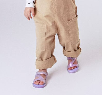 Sandália infantil Mini Melissa Stripes M.Lover na cor violeta, com tiras cruzadas e fechamento em velcro no tornozelo. Produzida em Melflex, é leve, flexível e confortável, perfeita para o dia a dia das crianças com estilo, praticidade e segurança.

Palavra-chave principal: Mini Melissa Stripes M.Lover Infantil
Palavras-chave relacionadas: sandália violeta infantil, Melflex, tiras cruzadas, fechamento em velcro, calçado confortável, estilo casual para crianças.