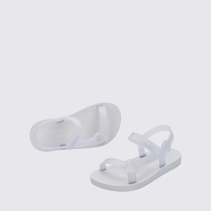 Sandália infantil Mini Melissa Sun Downtown Baby na cor branco com efeito vidro e glitter, acabamento brilhante e design unissex. Feita em Melflex, é leve, confortável e possui fechamento em velcro, garantindo segurança e estilo para os pequenos