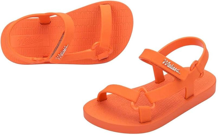 Sandália infantil Mini Melissa Sun Downtown Baby na cor laranja, com acabamento fosco e design unissex. Produzida em Melflex, é leve, confortável e possui fechamento em velcro, oferecendo segurança para os primeiros passos. Ideal para dias quentes e looks combinando