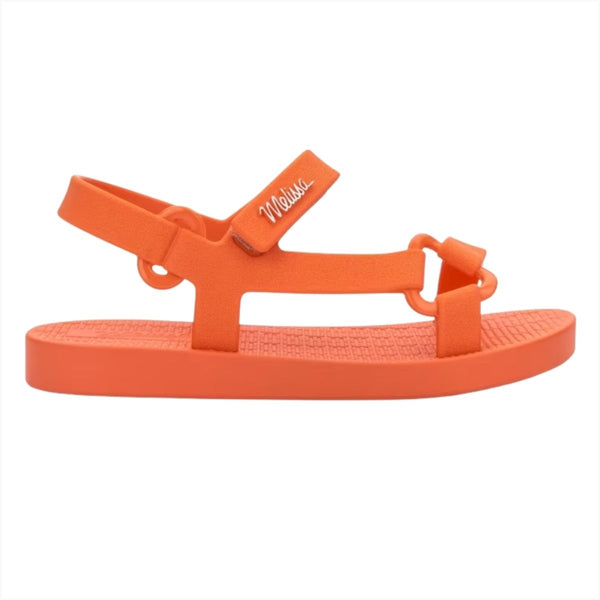 Sandália infantil Mini Melissa Sun Downtown Baby na cor laranja, com acabamento fosco e design unissex. Produzida em Melflex, é leve, confortável e possui fechamento em velcro, oferecendo segurança para os primeiros passos. Ideal para dias quentes e looks combinando