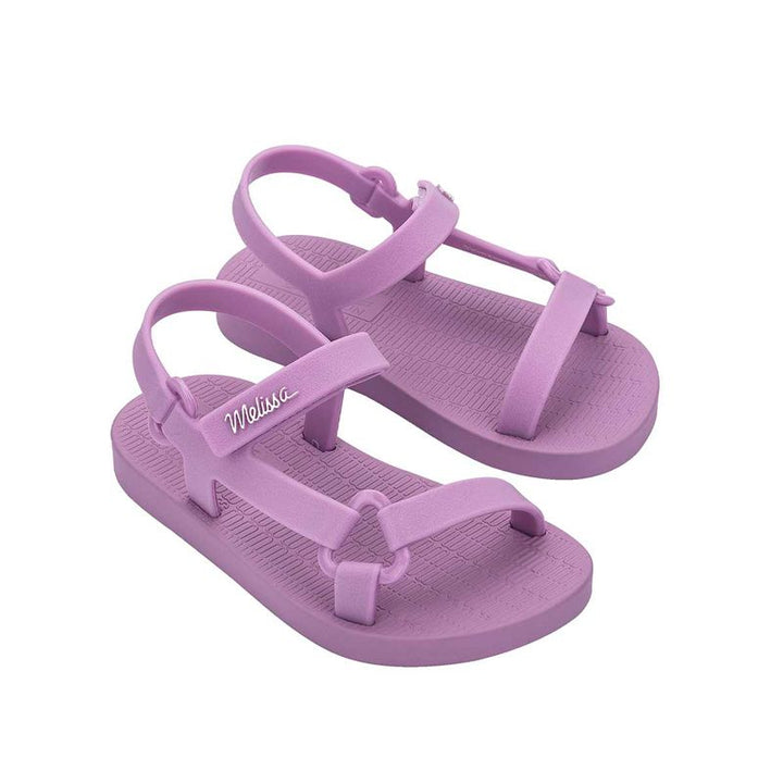 Sandália infantil Mini Melissa Sun Downtown Baby na cor lilás, modelo unissex com acabamento fosco. Produzida em Melflex, é leve, confortável e conta com fechamento em velcro, garantindo segurança e praticidade. Perfeita para dias quentes e para looks combinando