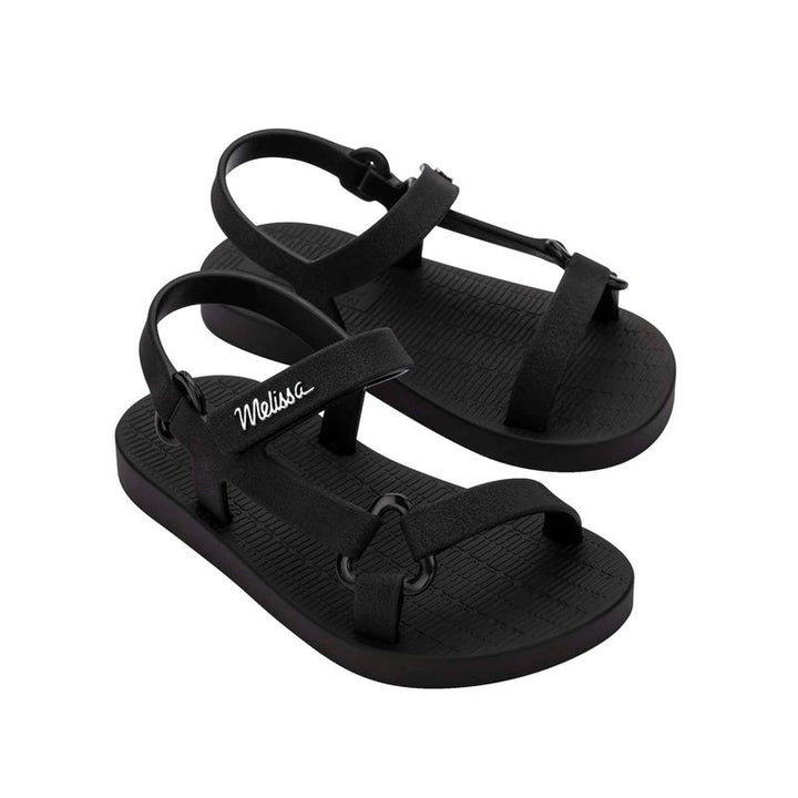 Sandália infantil Mini Melissa Sun Downtown Baby na cor preta, modelo unissex com acabamento fosco. Feita em Melflex, é leve, confortável e possui fechamento em velcro para segurança dos pequenos. Ideal para dias quentes, passeios e looks combinando 