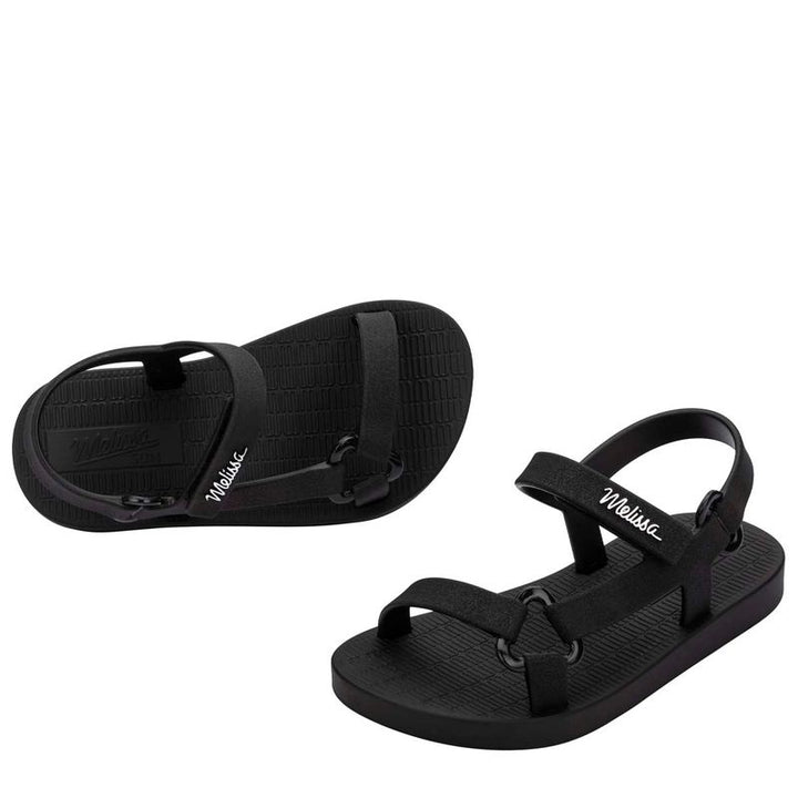 Sandália infantil Mini Melissa Sun Downtown Baby na cor preta, modelo unissex com acabamento fosco. Feita em Melflex, é leve, confortável e possui fechamento em velcro para segurança dos pequenos. Ideal para dias quentes, passeios e looks combinando 