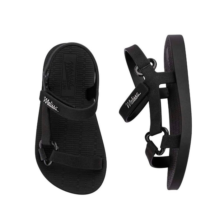 Sandália infantil Mini Melissa Sun Downtown Baby na cor preta, modelo unissex com acabamento fosco. Feita em Melflex, é leve, confortável e possui fechamento em velcro para segurança dos pequenos. Ideal para dias quentes, passeios e looks combinando 