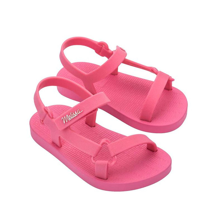 Sandália infantil Mini Melissa Sun Downtown Baby na cor rosa, com acabamento fosco e design unissex. Feita em Melflex, é leve, confortável e possui fechamento em velcro para segurança dos pequenos. Ideal para dias quentes e looks combinando