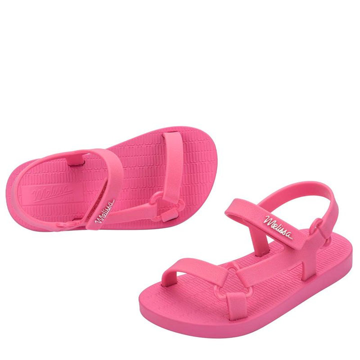Sandália infantil Mini Melissa Sun Downtown Baby na cor rosa, com acabamento fosco e design unissex. Feita em Melflex, é leve, confortável e possui fechamento em velcro para segurança dos pequenos. Ideal para dias quentes e looks combinando