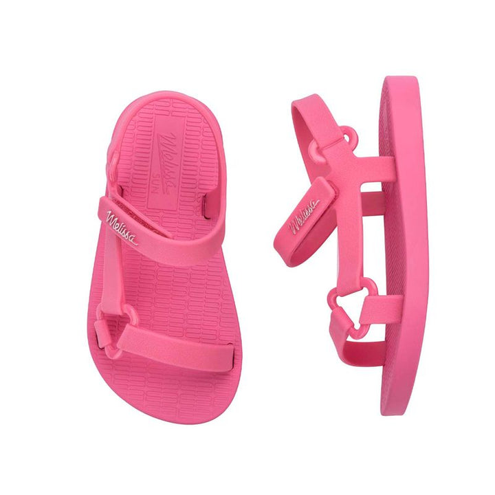 Sandália infantil Mini Melissa Sun Downtown Baby na cor rosa, com acabamento fosco e design unissex. Feita em Melflex, é leve, confortável e possui fechamento em velcro para segurança dos pequenos. Ideal para dias quentes e looks combinando
