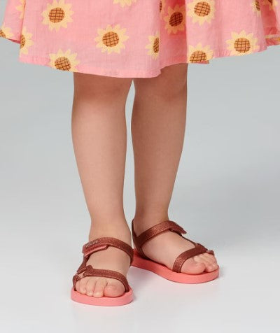Sandália infantil Mini Melissa Sun Downtown Baby na cor rosa médio com acabamento em glitter. Modelo tipo papete, com fechamento em velcro, feita em Melflex. Leve, confortável e segura, ideal para os primeiros passos com muito brilho e estilo."

Palavra-chave principal: Mini Melissa Sun Downtown Baby
Palavras-chave relacionadas: rosa médio glitter, sandália baby, papete infantil, Melflex, fechamento em velcro, calçado infantil confortável, brilho infantil.