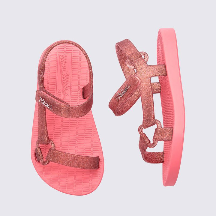 Sandália infantil Mini Melissa Sun Downtown Baby na cor rosa médio com acabamento em glitter. Modelo tipo papete, com fechamento em velcro, feita em Melflex. Leve, confortável e segura, ideal para os primeiros passos com muito brilho e estilo."

Palavra-chave principal: Mini Melissa Sun Downtown Baby
Palavras-chave relacionadas: rosa médio glitter, sandália baby, papete infantil, Melflex, fechamento em velcro, calçado infantil confortável, brilho infantil.