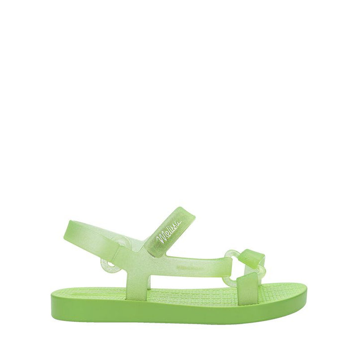 Sandália infantil Mini Melissa Sun Downtown Baby na cor verde com glitter, acabamento brilhante e design unissex. Produzida em Melflex, é leve, confortável e possui fechamento em velcro para mais segurança. Ideal para dias ensolarados e combinações