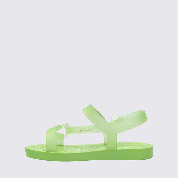 Sandália infantil Mini Melissa Sun Downtown Baby na cor verde com glitter, acabamento brilhante e design unissex. Produzida em Melflex, é leve, confortável e possui fechamento em velcro para mais segurança. Ideal para dias ensolarados e combinações