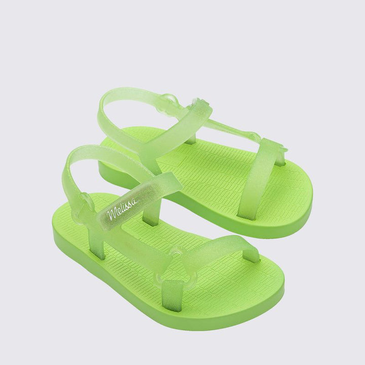 Sandália infantil Mini Melissa Sun Downtown Baby na cor verde com glitter, acabamento brilhante e design unissex. Produzida em Melflex, é leve, confortável e possui fechamento em velcro para mais segurança. Ideal para dias ensolarados e combinações