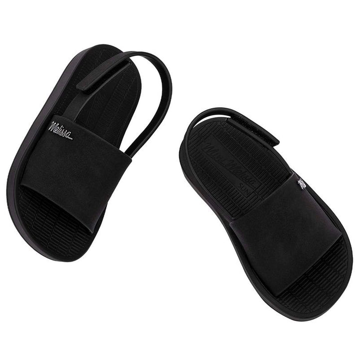 Sandália Mini Melissa Sun Sunset Baby na cor preta, com tira larga única, fechamento traseiro em velcro e solado reto – calçado leve, seguro e confortável para bebês.

Palavra-chave principal:
Mini Melissa Sun Sunset Baby

Palavras-chave relacionadas:
Melissa 35764, sandália preta bebê, slide infantil Melissa, sandália com velcro, calçado confortável baby, Melissa tira larga, sandália segura infantil, Mini Melissa preta, sandália prática bebê, Melissa primeiros passos