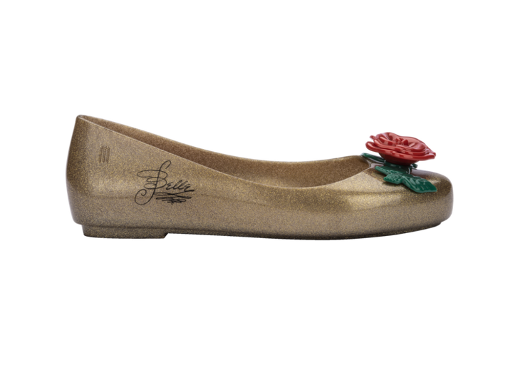 Sapatilha Mini Melissa Sweet Love + Disney Princess na cor dourado com detalhe vermelho, inspirada na princesa Bela, com laço no cabedal – calçado infantil brilhante, confortável e encantador.

Palavra-chave principal:
Mini Melissa Sweet Love Disney Princess

Palavras-chave relacionadas:
Melissa 33448, sapatilha Bela Melissa, Melissa dourado infantil, sapatilha com laço, calçado infantil Disney, Melissa princesa, Mini Melissa dourado, sapatilha temática infantil, calçado confortável infantil, Melissa brilho