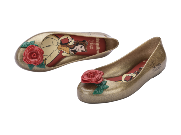 Sapatilha Mini Melissa Sweet Love + Disney Princess na cor dourado com detalhe vermelho, inspirada na princesa Bela, com laço no cabedal – calçado infantil brilhante, confortável e encantador.

Palavra-chave principal:
Mini Melissa Sweet Love Disney Princess

Palavras-chave relacionadas:
Melissa 33448, sapatilha Bela Melissa, Melissa dourado infantil, sapatilha com laço, calçado infantil Disney, Melissa princesa, Mini Melissa dourado, sapatilha temática infantil, calçado confortável infantil, Melissa brilho