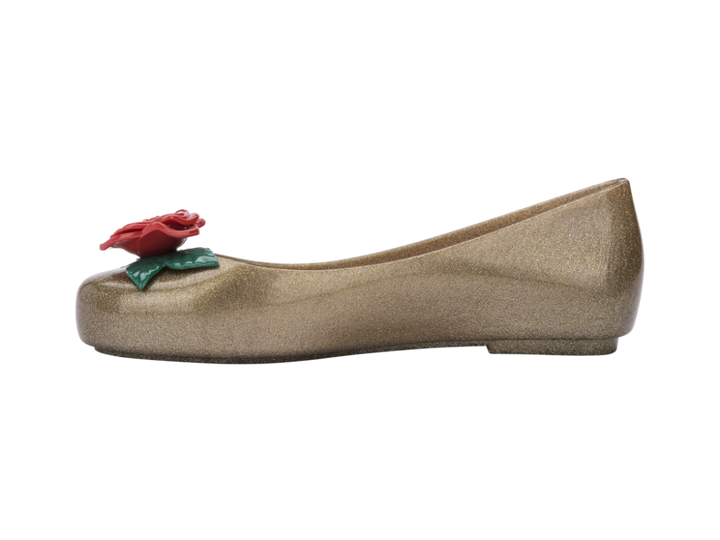 Sapatilha Mini Melissa Sweet Love + Disney Princess na cor dourado com detalhe vermelho, inspirada na princesa Bela, com laço no cabedal – calçado infantil brilhante, confortável e encantador.

Palavra-chave principal:
Mini Melissa Sweet Love Disney Princess

Palavras-chave relacionadas:
Melissa 33448, sapatilha Bela Melissa, Melissa dourado infantil, sapatilha com laço, calçado infantil Disney, Melissa princesa, Mini Melissa dourado, sapatilha temática infantil, calçado confortável infantil, Melissa brilho