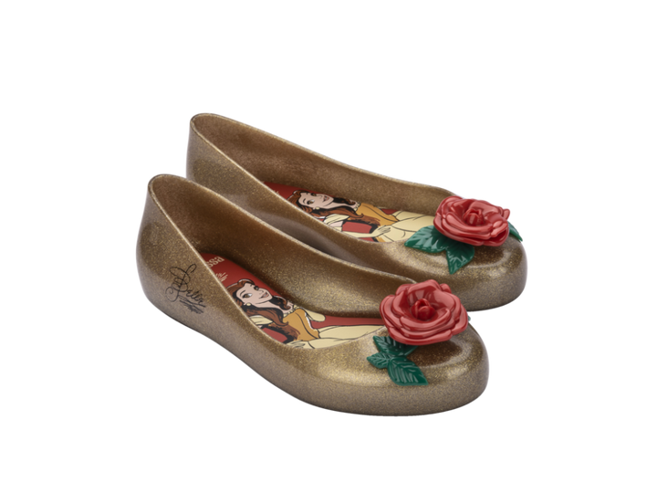 Sapatilha Mini Melissa Sweet Love + Disney Princess na cor dourado com detalhe vermelho, inspirada na princesa Bela, com laço no cabedal – calçado infantil brilhante, confortável e encantador.

Palavra-chave principal:
Mini Melissa Sweet Love Disney Princess

Palavras-chave relacionadas:
Melissa 33448, sapatilha Bela Melissa, Melissa dourado infantil, sapatilha com laço, calçado infantil Disney, Melissa princesa, Mini Melissa dourado, sapatilha temática infantil, calçado confortável infantil, Melissa brilho