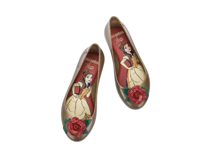 Sapatilha Mini Melissa Sweet Love + Disney Princess na cor dourado com detalhe vermelho, inspirada na princesa Bela, com laço no cabedal – calçado infantil brilhante, confortável e encantador.

Palavra-chave principal:
Mini Melissa Sweet Love Disney Princess

Palavras-chave relacionadas:
Melissa 33448, sapatilha Bela Melissa, Melissa dourado infantil, sapatilha com laço, calçado infantil Disney, Melissa princesa, Mini Melissa dourado, sapatilha temática infantil, calçado confortável infantil, Melissa brilho