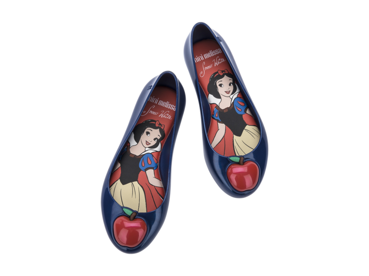 Sapatilha Mini Melissa Sweet Love + Disney Princess na cor azul, inspirada na Branca de Neve, com laço no cabedal e acabamento brilhante – calçado infantil encantador e confortável.

Palavra-chave principal:
Mini Melissa Sweet Love Disney Princess

Palavras-chave relacionadas:
Melissa 33448, sapatilha Branca de Neve, Melissa azul infantil, sapatilha com laço, calçado infantil Disney, Melissa princesa, Mini Melissa azul, sapatilha temática Melissa, calçado confortável infantil, Melissa brilho infantil