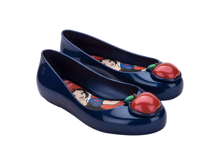 Sapatilha Mini Melissa Sweet Love + Disney Princess na cor azul, inspirada na Branca de Neve, com laço no cabedal e acabamento brilhante – calçado infantil encantador e confortável.

Palavra-chave principal:
Mini Melissa Sweet Love Disney Princess

Palavras-chave relacionadas:
Melissa 33448, sapatilha Branca de Neve, Melissa azul infantil, sapatilha com laço, calçado infantil Disney, Melissa princesa, Mini Melissa azul, sapatilha temática Melissa, calçado confortável infantil, Melissa brilho infantil