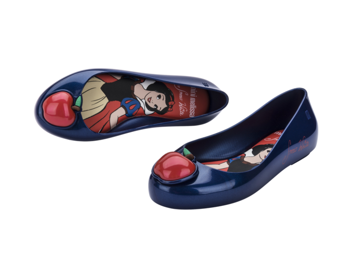 Sapatilha Mini Melissa Sweet Love + Disney Princess na cor azul, inspirada na Branca de Neve, com laço no cabedal e acabamento brilhante – calçado infantil encantador e confortável.

Palavra-chave principal:
Mini Melissa Sweet Love Disney Princess

Palavras-chave relacionadas:
Melissa 33448, sapatilha Branca de Neve, Melissa azul infantil, sapatilha com laço, calçado infantil Disney, Melissa princesa, Mini Melissa azul, sapatilha temática Melissa, calçado confortável infantil, Melissa brilho infantil