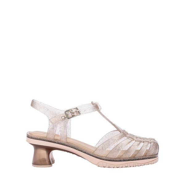 Sandália infantil Mini Melissa Vixen na cor bege com acabamento glitterizado. Modelo com tiras cruzadas e solado reto, feita em Melflex. Leve, confortável e estilosa, ideal para o dia a dia das crianças com um toque de brilho e charme