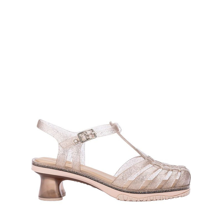 Sandália infantil Mini Melissa Vixen na cor bege com acabamento glitterizado. Modelo com tiras cruzadas e solado reto, feita em Melflex. Leve, confortável e estilosa, ideal para o dia a dia das crianças com um toque de brilho e charme