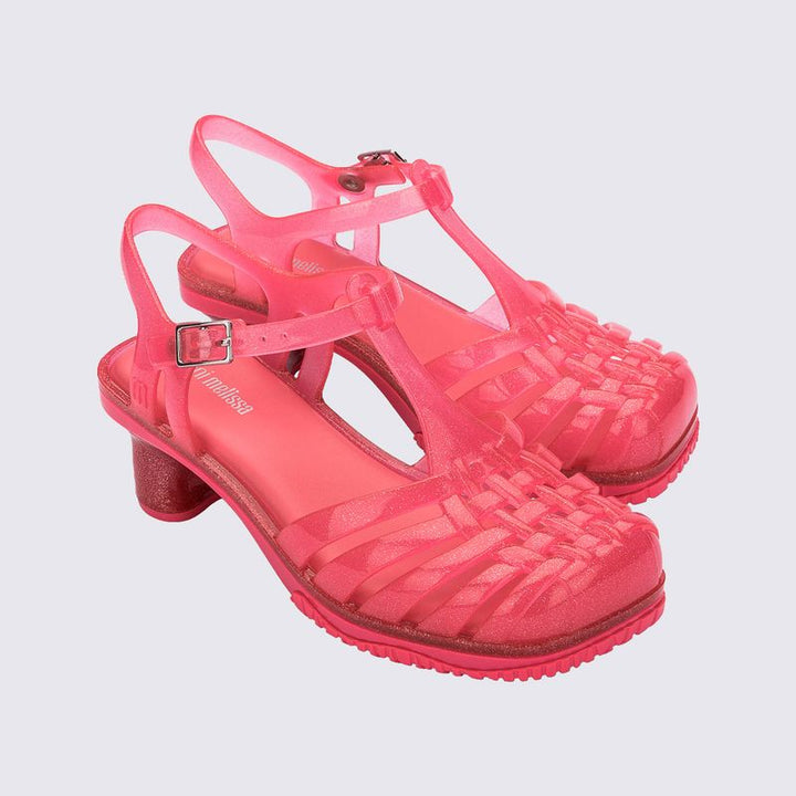 Sandália infantil Mini Melissa Vixen na cor rosa transparente, com tiras cruzadas e acabamento translúcido. Produzida em Melflex, é leve, confortável e estilosa, ideal para o dia a dia das crianças com muito charme e praticidade