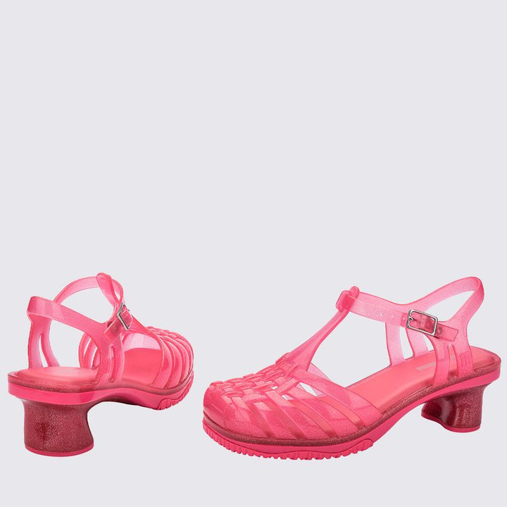 Sandália infantil Mini Melissa Vixen na cor rosa transparente, com tiras cruzadas e acabamento translúcido. Produzida em Melflex, é leve, confortável e estilosa, ideal para o dia a dia das crianças com muito charme e praticidade