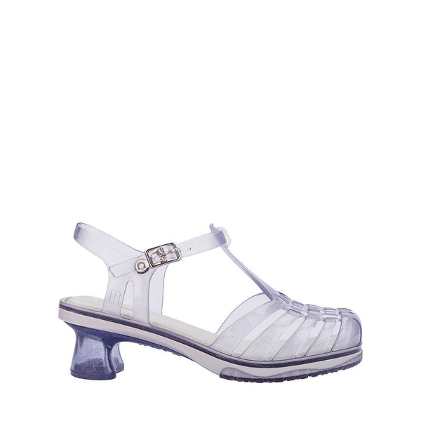 Sandália infantil Mini Melissa Vixen na cor branco com acabamento vidro e glitter. Modelo estiloso com tiras cruzadas e solado reto. Produzida em Melflex, leve, confortável e perfeita para compor looks modernos e divertidos para as crianças