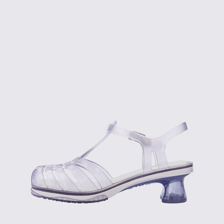 Sandália infantil Mini Melissa Vixen na cor branco com acabamento vidro e glitter. Modelo estiloso com tiras cruzadas e solado reto. Produzida em Melflex, leve, confortável e perfeita para compor looks modernos e divertidos para as crianças