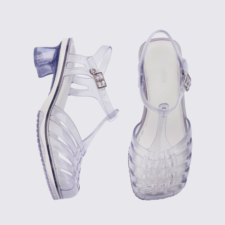 Sandália infantil Mini Melissa Vixen na cor branco com acabamento vidro e glitter. Modelo estiloso com tiras cruzadas e solado reto. Produzida em Melflex, leve, confortável e perfeita para compor looks modernos e divertidos para as crianças