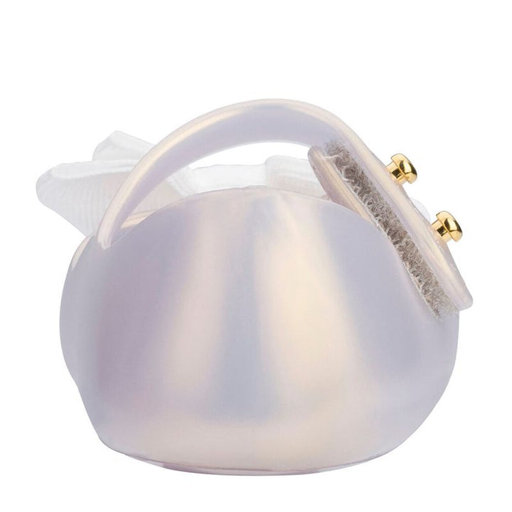 Sapatinho infantil My First Melissa na cor branco perolado, com acabamento brilhante, modelo fechado e laço aplicado no cabedal. Fabricado em Melflex, é leve, macio e ideal para acompanhar os primeiros passos com conforto, elegância e segurança.

Palavra-chave principal: My First Melissa
Palavras-chave relacionadas: sapatinho baby branco perolado, calçado infantil Melissa, Melflex, sapato com laço, conforto para bebês, primeiro calçado elegante.