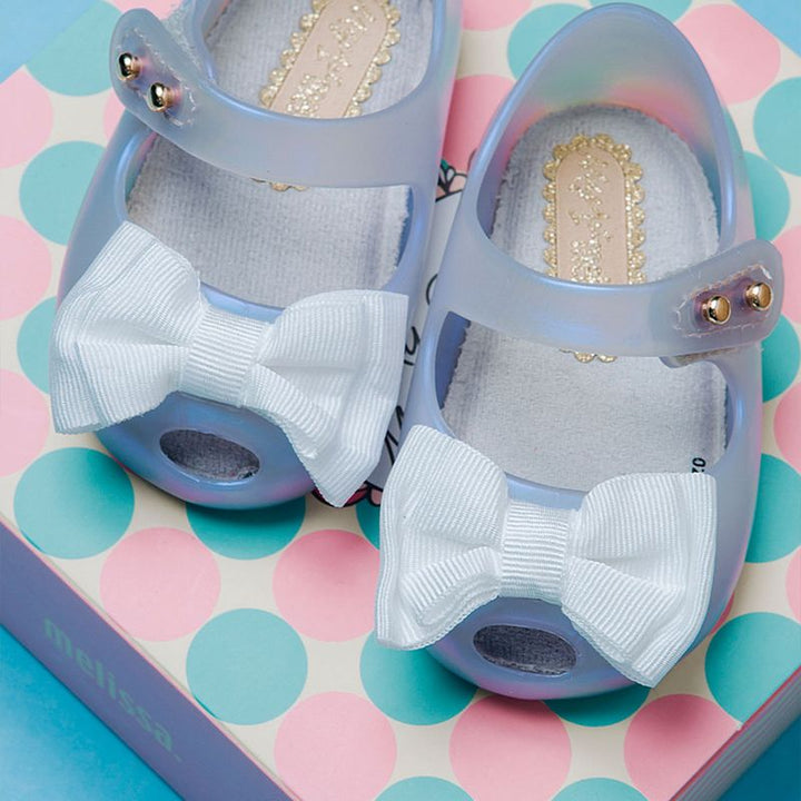 Sapatinho infantil My First Melissa na cor branco perolado, com acabamento brilhante, modelo fechado e laço aplicado no cabedal. Fabricado em Melflex, é leve, macio e ideal para acompanhar os primeiros passos com conforto, elegância e segurança.

Palavra-chave principal: My First Melissa
Palavras-chave relacionadas: sapatinho baby branco perolado, calçado infantil Melissa, Melflex, sapato com laço, conforto para bebês, primeiro calçado elegante.