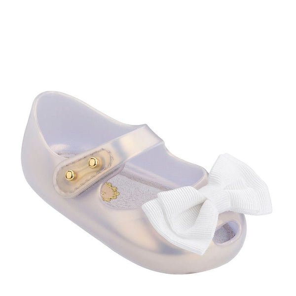 Sapatinho infantil My First Melissa na cor branco perolado, com acabamento brilhante, modelo fechado e laço aplicado no cabedal. Fabricado em Melflex, é leve, macio e ideal para acompanhar os primeiros passos com conforto, elegância e segurança.

Palavra-chave principal: My First Melissa
Palavras-chave relacionadas: sapatinho baby branco perolado, calçado infantil Melissa, Melflex, sapato com laço, conforto para bebês, primeiro calçado elegante.
