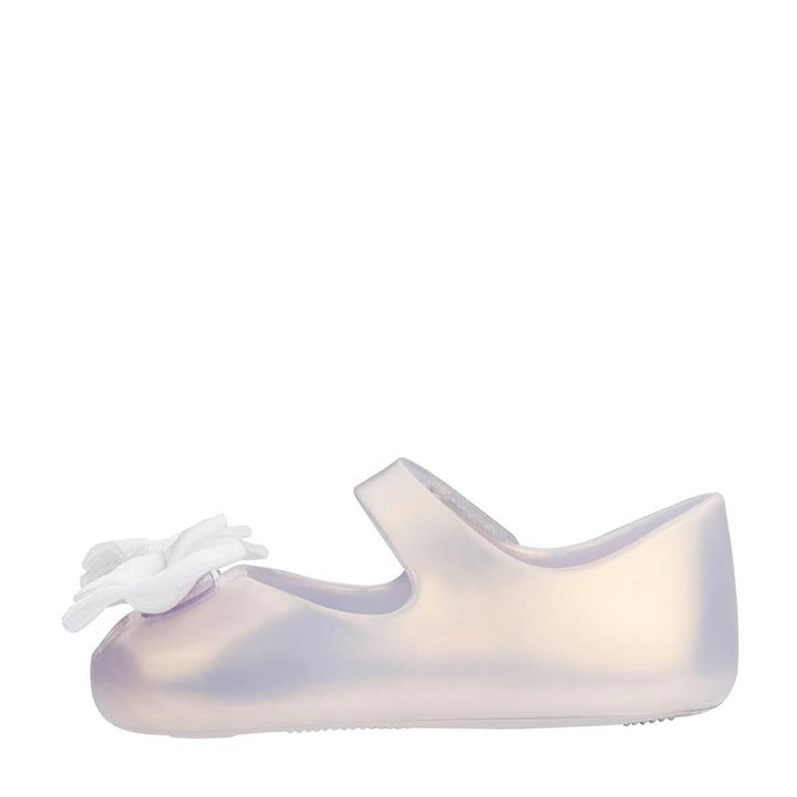 Sapatinho infantil My First Melissa na cor branco perolado, com acabamento brilhante, modelo fechado e laço aplicado no cabedal. Fabricado em Melflex, é leve, macio e ideal para acompanhar os primeiros passos com conforto, elegância e segurança.

Palavra-chave principal: My First Melissa
Palavras-chave relacionadas: sapatinho baby branco perolado, calçado infantil Melissa, Melflex, sapato com laço, conforto para bebês, primeiro calçado elegante.