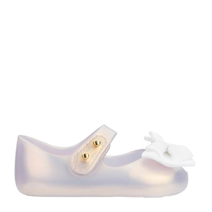 Sapatinho infantil My First Melissa na cor branco perolado, com acabamento brilhante, modelo fechado e laço aplicado no cabedal. Fabricado em Melflex, é leve, macio e ideal para acompanhar os primeiros passos com conforto, elegância e segurança.

Palavra-chave principal: My First Melissa
Palavras-chave relacionadas: sapatinho baby branco perolado, calçado infantil Melissa, Melflex, sapato com laço, conforto para bebês, primeiro calçado elegante.