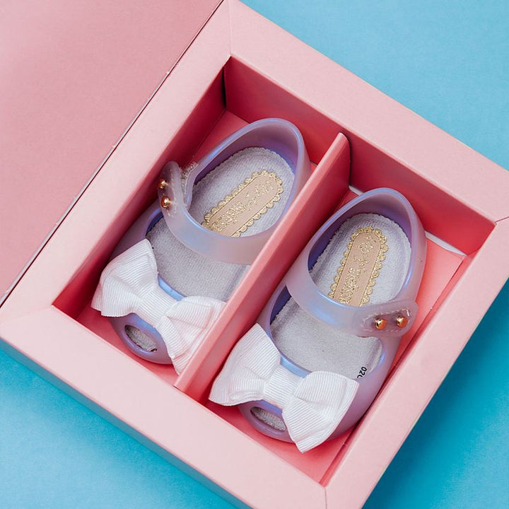 Sapatinho infantil My First Melissa na cor branco perolado, com acabamento brilhante, modelo fechado e laço aplicado no cabedal. Fabricado em Melflex, é leve, macio e ideal para acompanhar os primeiros passos com conforto, elegância e segurança.

Palavra-chave principal: My First Melissa
Palavras-chave relacionadas: sapatinho baby branco perolado, calçado infantil Melissa, Melflex, sapato com laço, conforto para bebês, primeiro calçado elegante.
