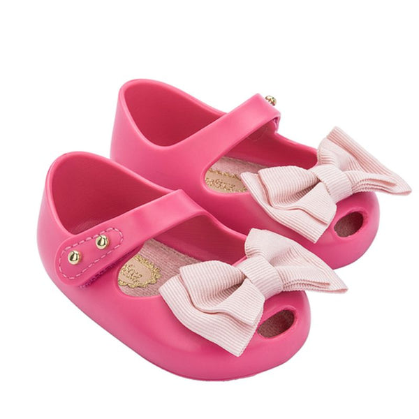 Sapatinho infantil My First Melissa na cor rosa camélia, com acabamento fosco, modelo fechado e detalhe de laço no cabedal. Produzido em Melflex, é leve, confortável e pensado especialmente para os primeiros passos das bebês com charme e segurança.

Palavra-chave principal: My First Melissa
Palavras-chave relacionadas: sapatinho baby rosa camélia, calçado infantil Melissa, Melflex, sapato com laço, conforto para bebês, primeiro calçado.