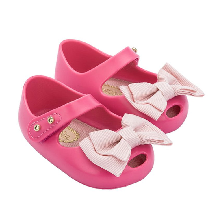 Sapatinho infantil My First Melissa na cor rosa camélia, com acabamento fosco, modelo fechado e detalhe de laço no cabedal. Produzido em Melflex, é leve, confortável e pensado especialmente para os primeiros passos das bebês com charme e segurança.

Palavra-chave principal: My First Melissa
Palavras-chave relacionadas: sapatinho baby rosa camélia, calçado infantil Melissa, Melflex, sapato com laço, conforto para bebês, primeiro calçado.