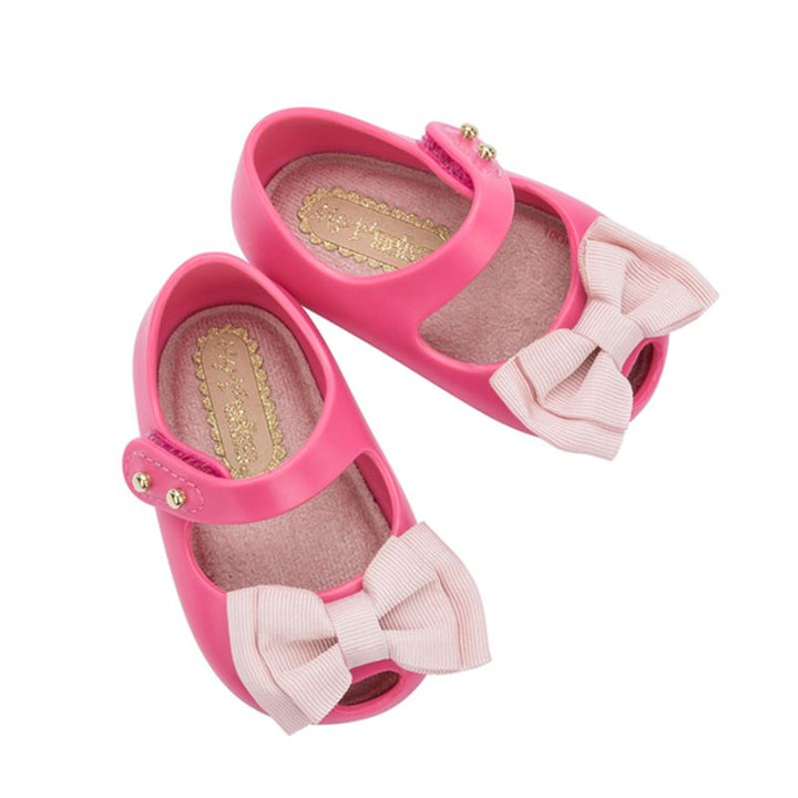 Sapatinho infantil My First Melissa na cor rosa camélia, com acabamento fosco, modelo fechado e detalhe de laço no cabedal. Produzido em Melflex, é leve, confortável e pensado especialmente para os primeiros passos das bebês com charme e segurança.

Palavra-chave principal: My First Melissa
Palavras-chave relacionadas: sapatinho baby rosa camélia, calçado infantil Melissa, Melflex, sapato com laço, conforto para bebês, primeiro calçado.