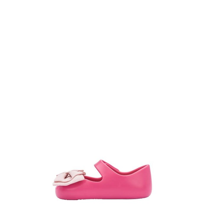 Sapatinho infantil My First Melissa na cor rosa camélia, com acabamento fosco, modelo fechado e detalhe de laço no cabedal. Produzido em Melflex, é leve, confortável e pensado especialmente para os primeiros passos das bebês com charme e segurança.

Palavra-chave principal: My First Melissa
Palavras-chave relacionadas: sapatinho baby rosa camélia, calçado infantil Melissa, Melflex, sapato com laço, conforto para bebês, primeiro calçado.